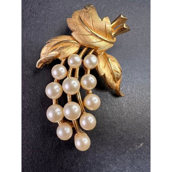 Vintage signed crown Trifari brushed goldtone pearl spray brooch - Picture 4 of 9